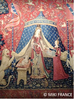 【未使用】フランス製 クリュニー中世美術館　テーブルランナー 聖職者の生活の幕：1520年頃にオランダで作られたウールとシルク